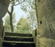  ??  ?? Il Tempio di Giove Un dettaglio dell’acropoli che caratteriz­za e valorizza l’area dei Campi Flegrei