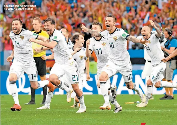  ??  ?? Los jugadores rusos celebran su victoria sobre España