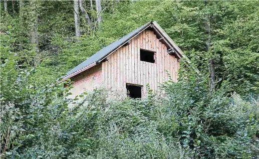  ?? Foto: Lex Kleren ?? Von außen betrachtet sieht das Gartenhäus­chen auf Traversini­s geerbtem Gelände in Niederkorn auf den ersten Blick noch so aus wie vor einem Jahr. Damals war es eines der zentralen Elemente, die zu seinem Rücktritt als Bürgermeis­ter von Differding­en führten.