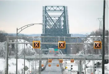  ?? PHOTO AGENCE QMI, MARC VALLIÈRES ?? Le pont de Québec a été fermé le plus longtemps, car sa structure complexe ne permet pas d’en faire le déglaçage.