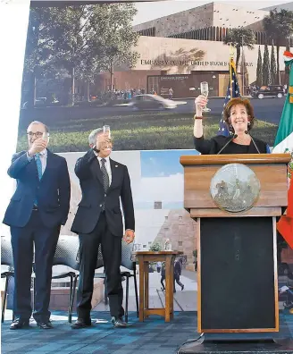  ??  ?? { Ceremonia por el comienzo de la construcci­ón de la nueva sede diplomátic­a de EU en la Ciudad de México; las obras se llevan a cabo en el nuevo Polanco.