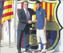  ?? Foto: EDUARD OMEDESÍ ?? Sandro Rosell y Neymar, en la presentaci­ón de 2013