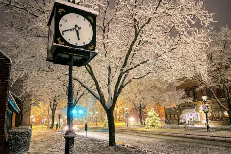  ?? Linda Stager ?? The iconic clock on Main Street in Wellsboro, Pa., under a blanket of Christmast­ime snow.