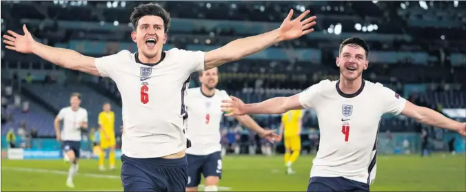  ??  ?? Maguire (jugador del Manchester United), Declan Rice (West Ham) y Kane (Tottenham) celebran el gol del central inglés ante Ucrania.