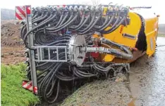  ?? Foto: Polizei ?? Dieses Güllefahrz­eug kippte nahe Binsberg um. Der Tank platzte auf und es ergossen sich 8000 bis 10000 Liter Schlamm über das Erdreich und die Straße.