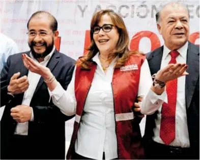  ??  ?? Los dirigentes nacionales Hugo Erick Flores, PES; Yeidckol Polevnsky, Morena; y Alberto Anaya, PT, durante la firma del acuerdo político/ MAURICIO HUIZAR