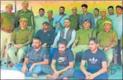  ?? HT PHOTO ?? ■
Punjab and Rajasthan Police with the arrested gangsters in Rajasthan.