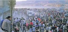  ?? FOTO: DPA ?? Im Hafen von Lesbos stauen sich die Menschen.