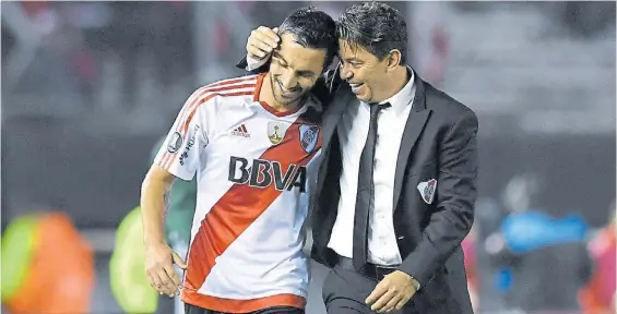  ?? TELAM ?? Dos héroes. Scocco, el goleador del Monumental y Gallardo, el cerebro que acertó en la forma de desbordar a los bolivianos.