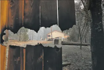  ?? Carlos Avila Gonzalez / The chronicle ?? A Berry Creek (Butte County) home was largely untouched by flames, but its fence burned.