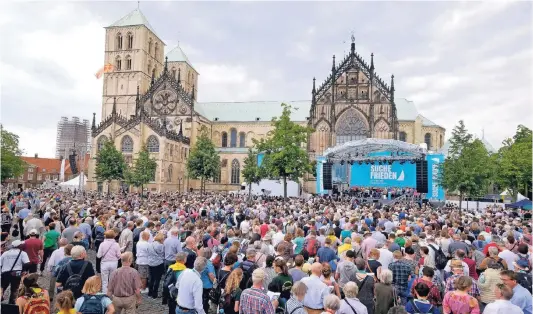  ?? FOTO: IMAGO ?? Eröffnungs­feier auf dem Domplatz in Münster – der Katholiken­tag steht in diesem Jahr unter dem Motto „Suche Frieden“.