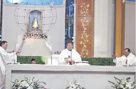  ??  ?? Monseñor Ricardo Valenzuela presidió ayer la misa dominical a puertas cerradas en la basílica de Caacupé, a causa de la pandemia del covid-19 o coronaviru­s.