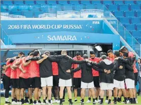  ?? FOTO: EFE ?? Los jugadores costarrice­nses, ayer antes de empezar a entrenar en el Arena samara