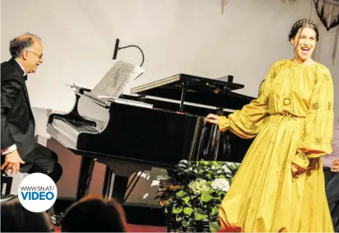 ?? BILD: SN/STEFANIE SCHENKER ?? Auf der Bühne im Burghof: Asmik Grigorian mit Pianist Alessandro Misciasci.