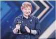  ??  ?? Sänger Ed Sheeran erhielt den Preis als bester internatio­naler Musiker.