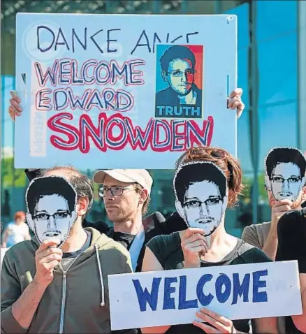  ?? ULLSTEIN BILD / GETTY IMAGES ?? Manifestac­ión en apoyo de Edward Snowden en Berlín, en el 2014