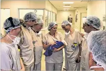  ?? HOSPITAL DAS CLINICAS DA FMUSP / VÍA REUTERS ?? Hito. El staff médico con la bebé, en diciembre de 2017, en Sao Paulo.