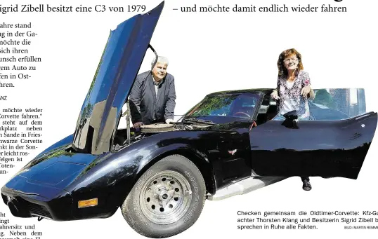  ?? BILD: MARTIN REMMERS ?? Checken gemeinsam die Oldtimer-Corvette: Kfz-Gutachter Thorsten Klang und Besitzerin Sigrid Zibell besprechen in Ruhe alle Fakten.