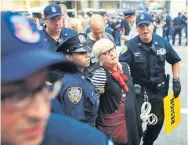  ?? Foto: AP ?? Una mujer es detenida por la Policía durante una protesta contra las políticas migratoria­s de Trump, en Nueva York. /