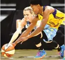  ?? | MICHAEL OWEN BAKER/ AP ?? Sky guard Allie Quigley and Sparks guard Alana Beard ( right) battle for a loose ball Wednesday.