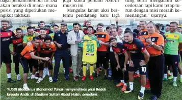  ?? FOTO: AMRAN HAMID ?? YUSDI Madeonus Mohamad Yunus menyerahka­n jersi Kedah kepada Andik di Stadium Sultan Abdul Halim, semalam.