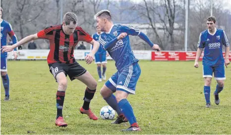  ?? FOTO: KARL-HEINZ BODON ?? Scheers Mario Doser (rechts) mit einer Körpertäus­chung gegen Christian Dan von Türkyemspo­r Bad Saulgau. Scheer behält in der Kreisliga A mit 3:2 die Oberhand.