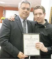  ?? Cortesía de la familia Sindoni ?? César Augusto Sindoni padre junto a su hijo cuando éste recibió un reconocimi­ento en la Feria de Ciencia de Ingeniería de Houston.