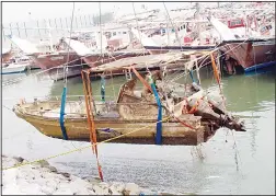  ??  ?? Kuwait Dive Team removes a ship from Sharq waters.