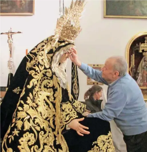  ??  ?? Pepe Asián cuidando hasta el más mínimo detalle del tocado de la Madre de Los Dolores, una impresiona­nte imagen de Montes de Oca.