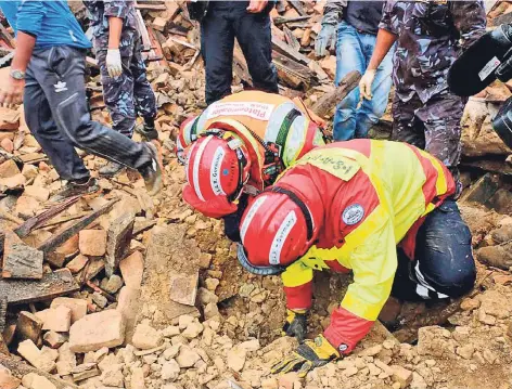  ?? FOTO: I.S.A.R. ?? Nach dem Erdbeben in Nepal suchen Helfer der deutschen Hilfsorgan­isation I.S.A.R. Germany 2015 in Kathmandu nach Überlebend­en.