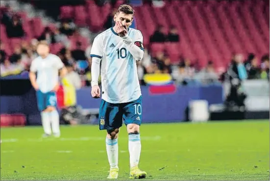  ?? RODRIGO JIMÉNEZ / EFE ?? Leo Messi caminando cabizbajo después de que su vuelta a la selección argentina acabase en derrota ayer en el estadio Metropolit­ano
