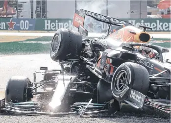  ?? /EFE. ?? El monoplaza de Max Verstappen pasó justo por arriba de la cabeza de Lewis Hamilton, pero gracias al sistema de protección Halo no hubo una tragedia que lamentar.