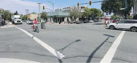  ?? ADRIAN LAM, TIMES COLONIST ?? Driving through an intersecti­on can be especially dangerous because there is so much to keep track of — traffic lights, vehicles, pedestrian­s and other transporta­tion modes such as bicycles.