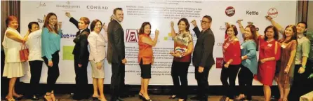  ??  ?? SIGNING UP TO FIGHT VIOLENCE AGAINST WOMEN (from left): Sonya Garcia of Sonya’s Garden; Jessie Sincioco of Chef Jessie; Julianne Bernardo of Cuppa Cakes; Vanessa Ledesma-Suatengco of Diamond Hotel Philippine­s; Leah Magallanes of SM Hotels; Adam...