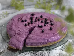  ?? Foto: Janerik Henriksson/tt ?? Fabulöst god glasstårta med massor av blåbärssma­k.
■