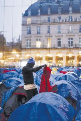  ?? YOAN VALAT / EFE ?? Campamento de migrantes ante el Consejo de Estado, el lunes en París.