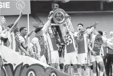  ?? FOTO: AFP ?? > Los jugadores del Ajax celebraron en grande la obtención del campeonato.