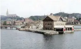  ?? FOTO: UKJENT ?? BAD: På dette bildet fra 1904 ser vi det gamle badeanlegg­et ytterst på Torskeholm­en. Bildet er bearbeidet og kolorert av Dag Wirak.