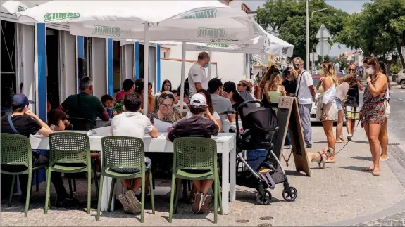  ??  ?? Restaurant­es são uma das áreas a sentir mudanças, com maior número de pessoas por mesa tanto no interior como nas esplanadas