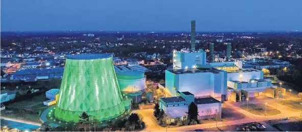  ?? FOTO: CHRISTOPH REICHWEIN ?? Neben dem nachts beleuchtet­en Kühlturm des Wanheimer Kraftwerks, fotografie­rt vom Rhein aus, wird in den kommenden Monaten ein Fernwärmes­peicher gebaut, der Ende kommenden Jahres in Betrieb genommen werden soll.