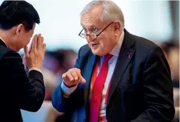  ??  ?? Le 2 décembre 2017, à Beijing, Jean-Pierre Raffarin, ancien premier ministre français, prend part au Dialogue de haut niveau entre le PCC et des partis politiques du monde.