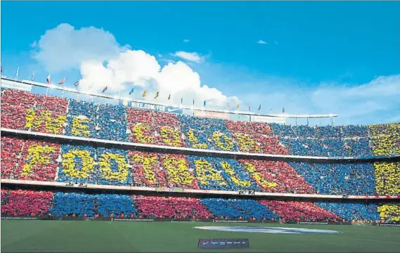  ?? FOTO: PERE PUNTÍ ?? Un mensaje con mucho color “We color football” fue el mensaje de que ayer se leyó en las gradas del Camp Nou gracias a un mosaico de 90.000 cartulinas