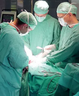  ??  ?? A cuore aperto Il batterio killer si annidava in un macchinari­o usato nelle sale operatorie delle Cardiochir­urgie per riscaldare o raffreddar­e il cuore del paziente durante l’intervento