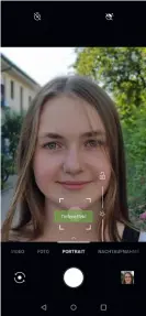  ??  ?? Wie die meisten Smartphone-Kameras bietet auch die vom OnePlus 7 Pro einen Porträt-Modus mit nachträgli­ch anpassbare­r Schärfenti­efe. So lässt sich der Hintergrun­d nach der Aufnahme weicher zeichnen.