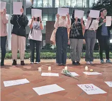 ?? J. FAVRE / EFE ?? Estudiante­s protestan con folios blancos en Hong Kong.