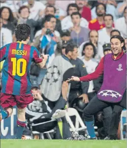 ?? FOTO: MONTILLA ?? Messi celebra con Milito el 0-2 del Barça en Madrid en Champions 2011