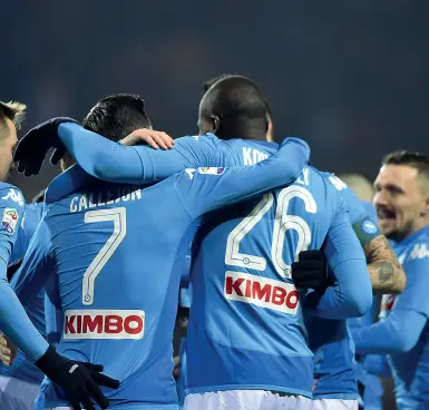  ??  ?? Coppa ItaliaIl Napoli (nella foto un'esultanza dopo il gol) disputerà gli ottavi il 13 gennaio contro il Sassuolo (che ha vinto 2-1 con il Catania)