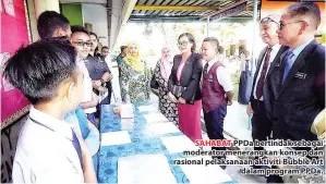  ??  ?? SAHABAT PPDa bertindak sebagai moderator menerangka­n konsep dan rasional pelaksanaa­n aktiviti Bubble Art dalam program PPDa.