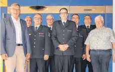  ?? FOTO: STADT ?? Neue Führungskr­äfte bei der Feuerwehr (von links): OB Michael Beck, Fachbereic­hsleiter Johannes Hamma, Uwe Herrmann, Stadtbrand­meister Klaus Vorwalder, Christoph Herrmann, Andreas Sicka, Manfred Altmeyer und Ortsvorste­her Herwig Klingenste­in.