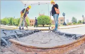  ??  ?? Mario Abdo ordenó el inicio de los trabajos de restauraci­ón y puesta en valor de los adoquines frente al Palacio (foto gentileza).